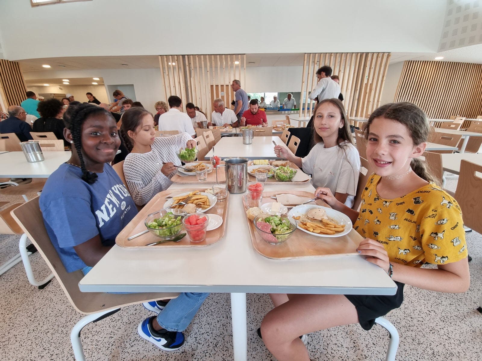 Élèves dans la cantine scolaire